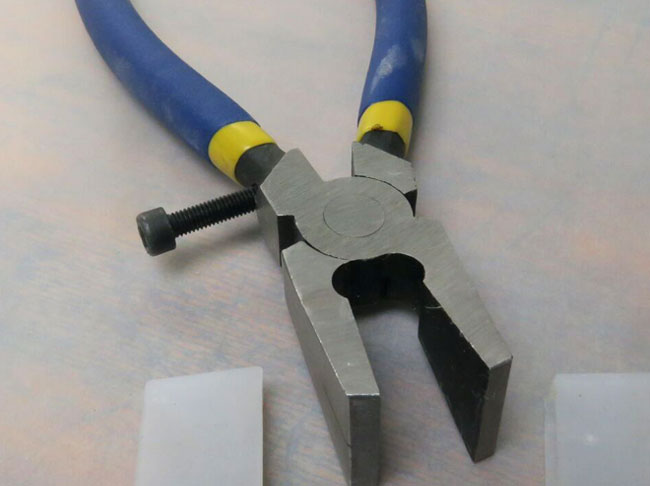 Broad Nose Breaking Pliers